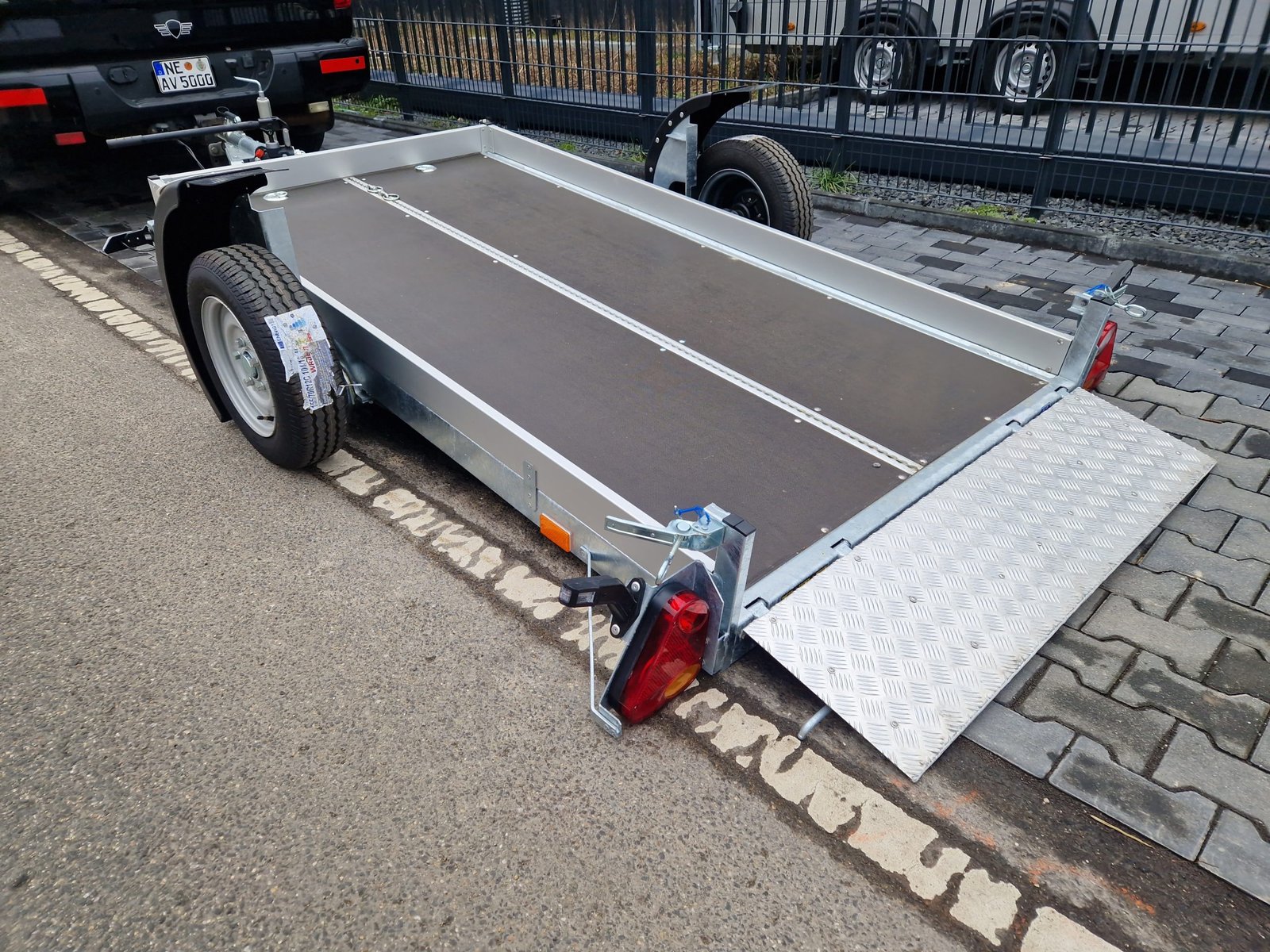 EasyLift M 300×160 cm, hydraulicznie opuszczana, 1350 kg - obrazek 3