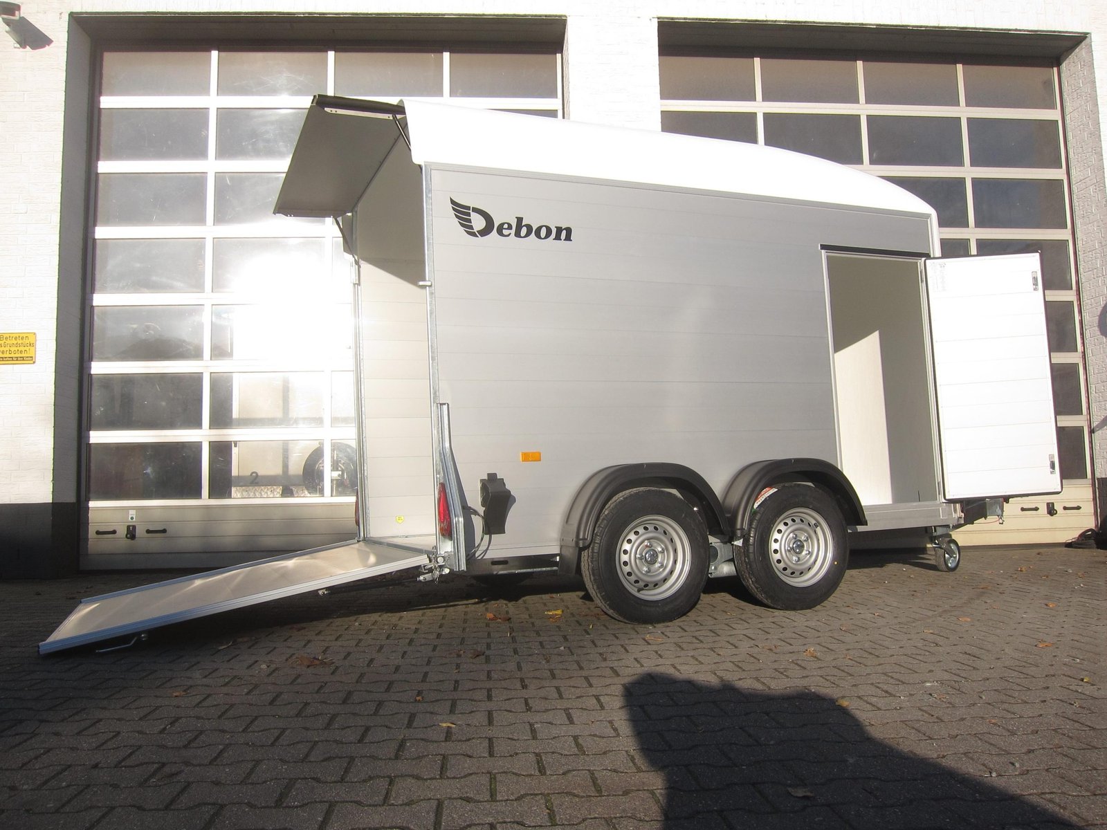 Debon Cargo Roadster 500+ 312×167×199 cm, biała, 2600 kg – przyczepa szkoleniowa