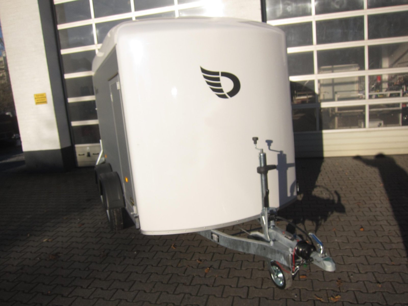 Debon Cargo Roadster 500+ 312×167×199 cm, biała, 2600 kg – przyczepa szkoleniowa - obrazek 5