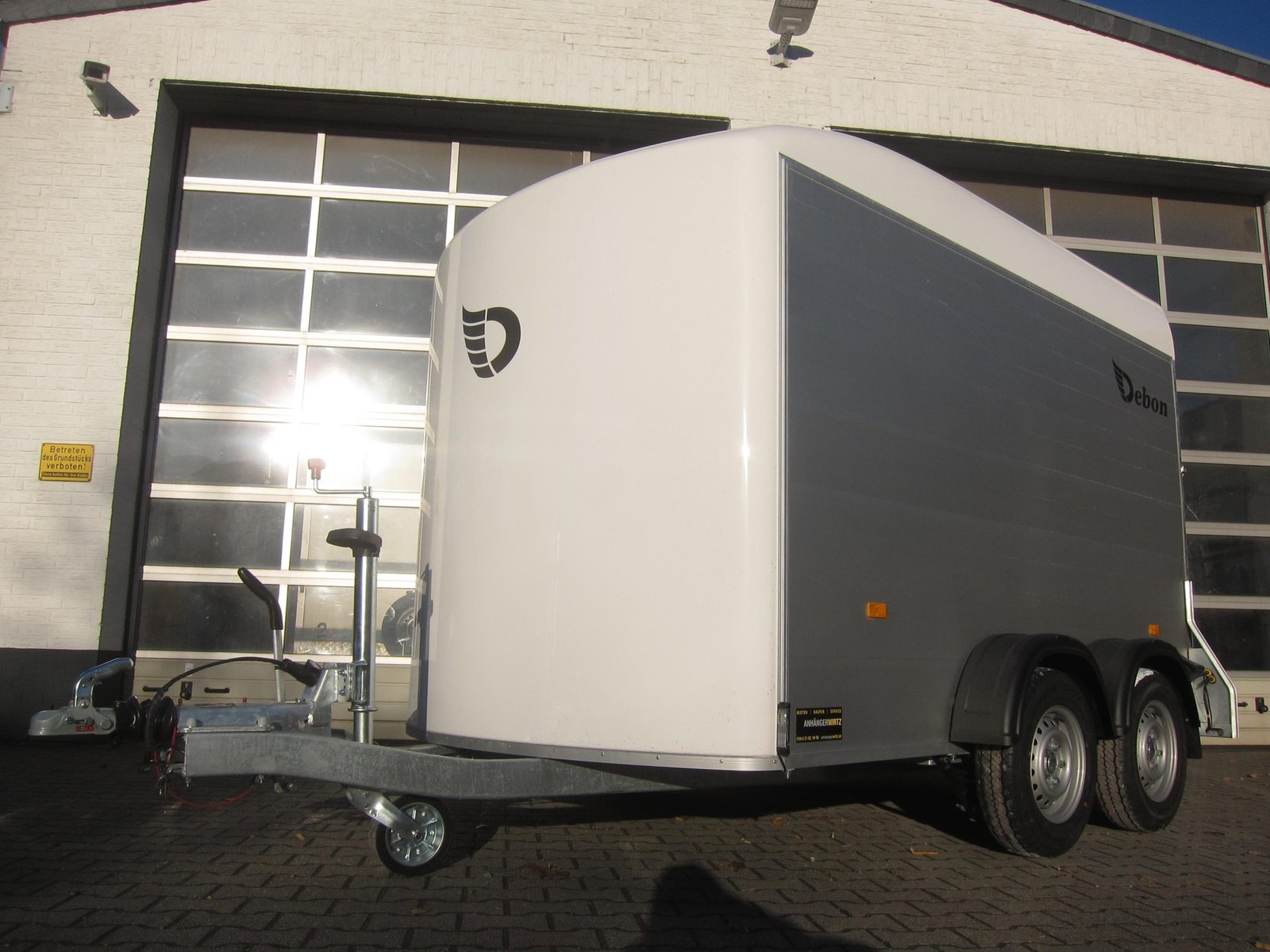 Debon Cargo Roadster 500+ 312×167×199 cm, biała, 2600 kg – przyczepa szkoleniowa - obrazek 4