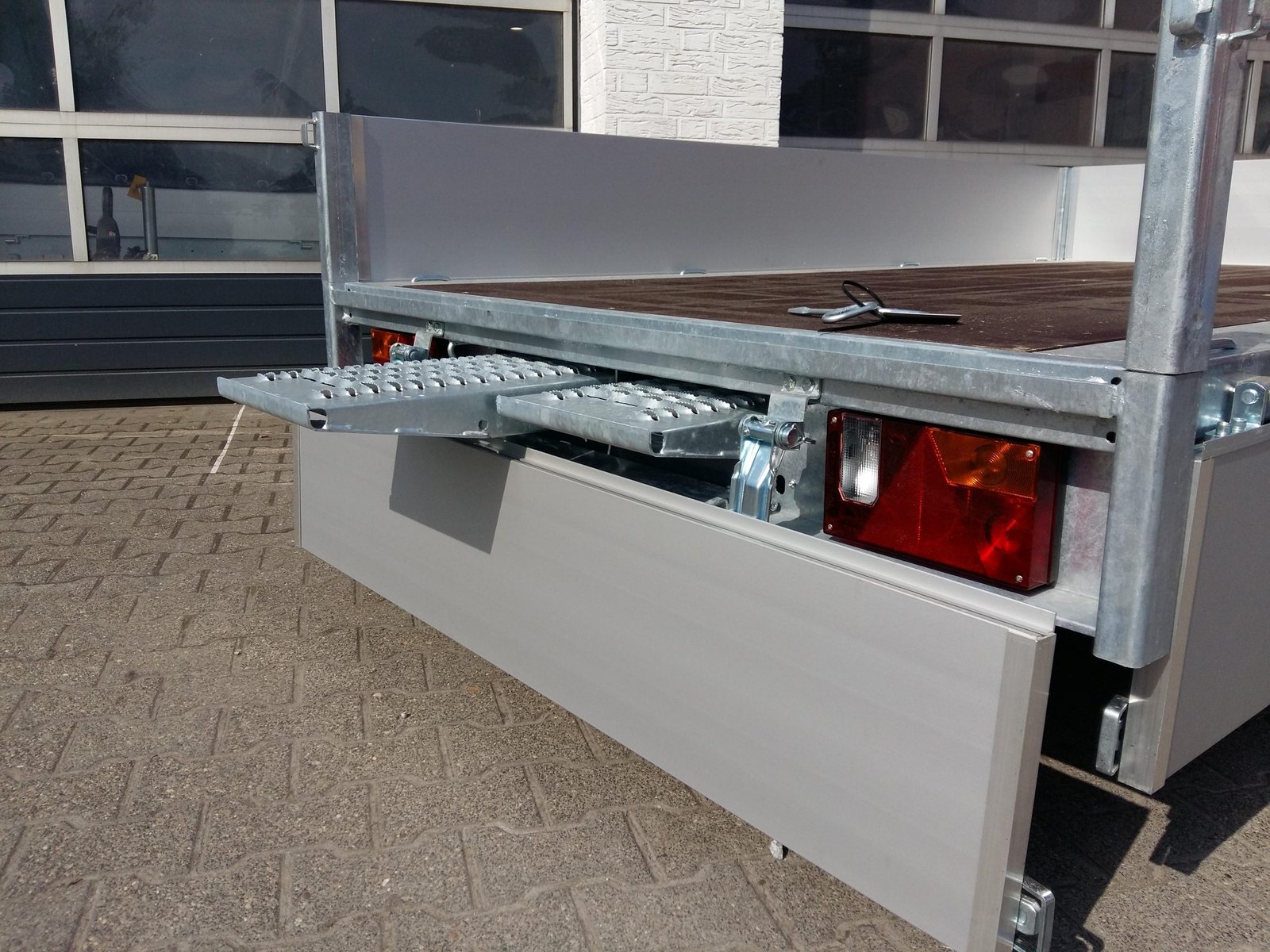 Eduard Multi 260×150 cm z rampami, 1500 kg - obrazek 2