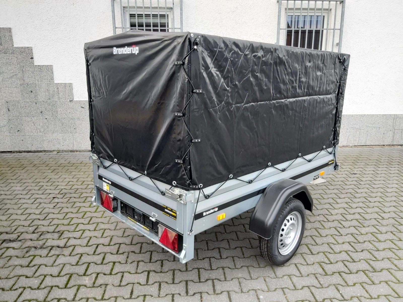 Brenderup 1205 S UB Blackline 204×116×117 cm z plandeką, 750 kg - obrazek 2