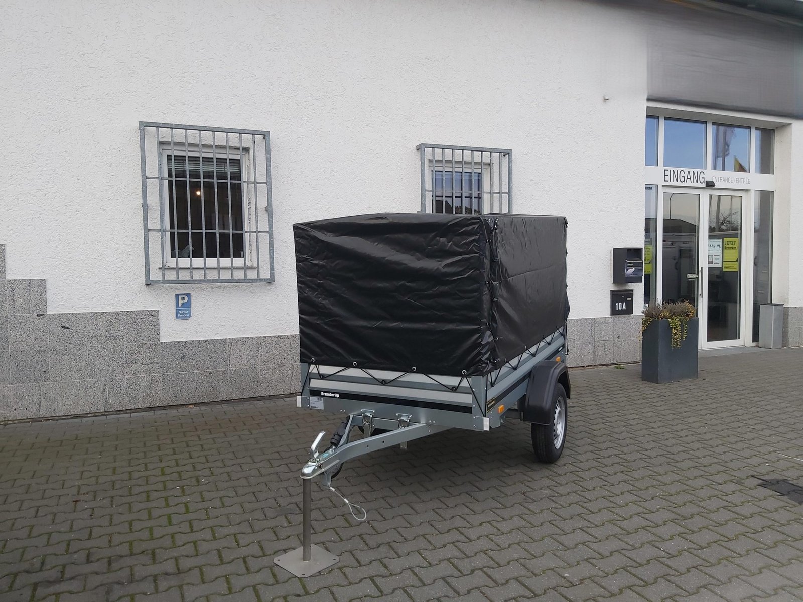 Brenderup 1205 S UB Blackline 204×116×117 cm z plandeką, 750 kg - obrazek 3
