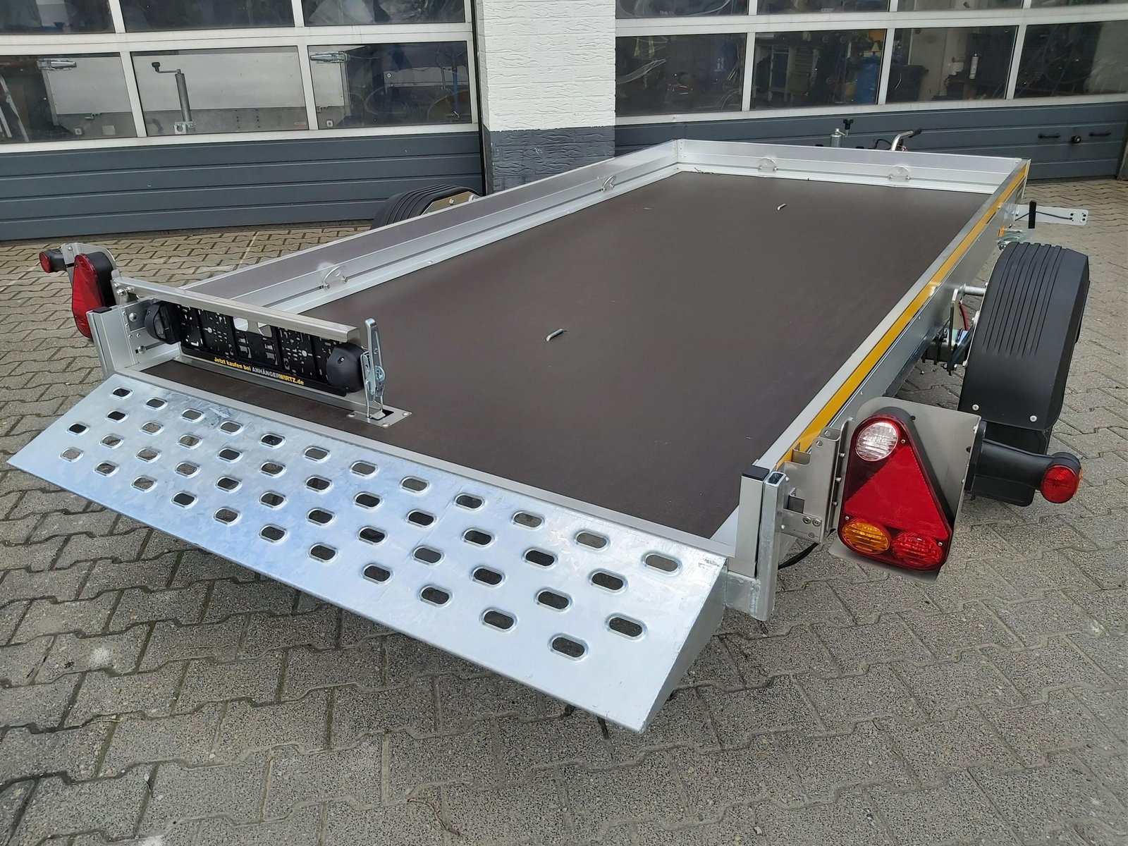 MSL 301×151 cm, hydraulicznie opuszczana, 1500 kg - obrazek 3
