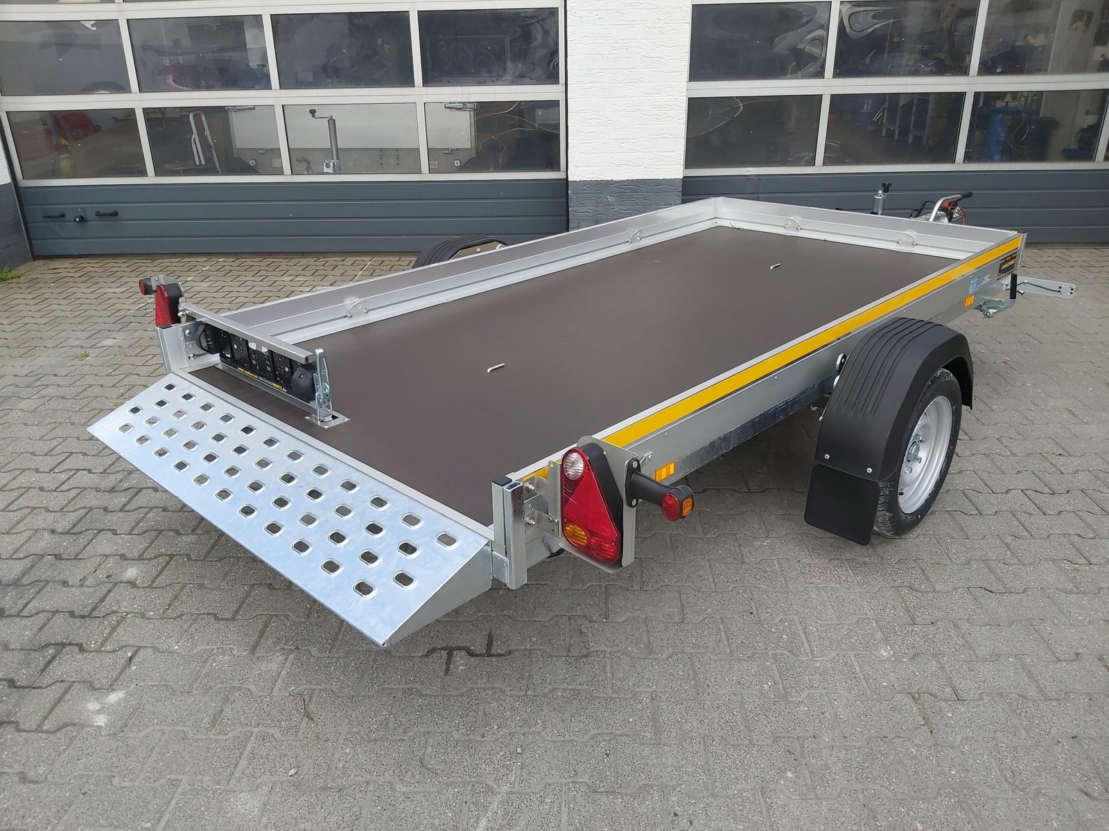MSL 301×151 cm, hydraulicznie opuszczana, 1500 kg - obrazek 4