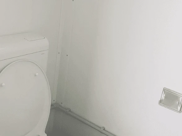 Kontener sanitarny 10-stopowy z WC, prysznicem i pisuarem - obrazek 3