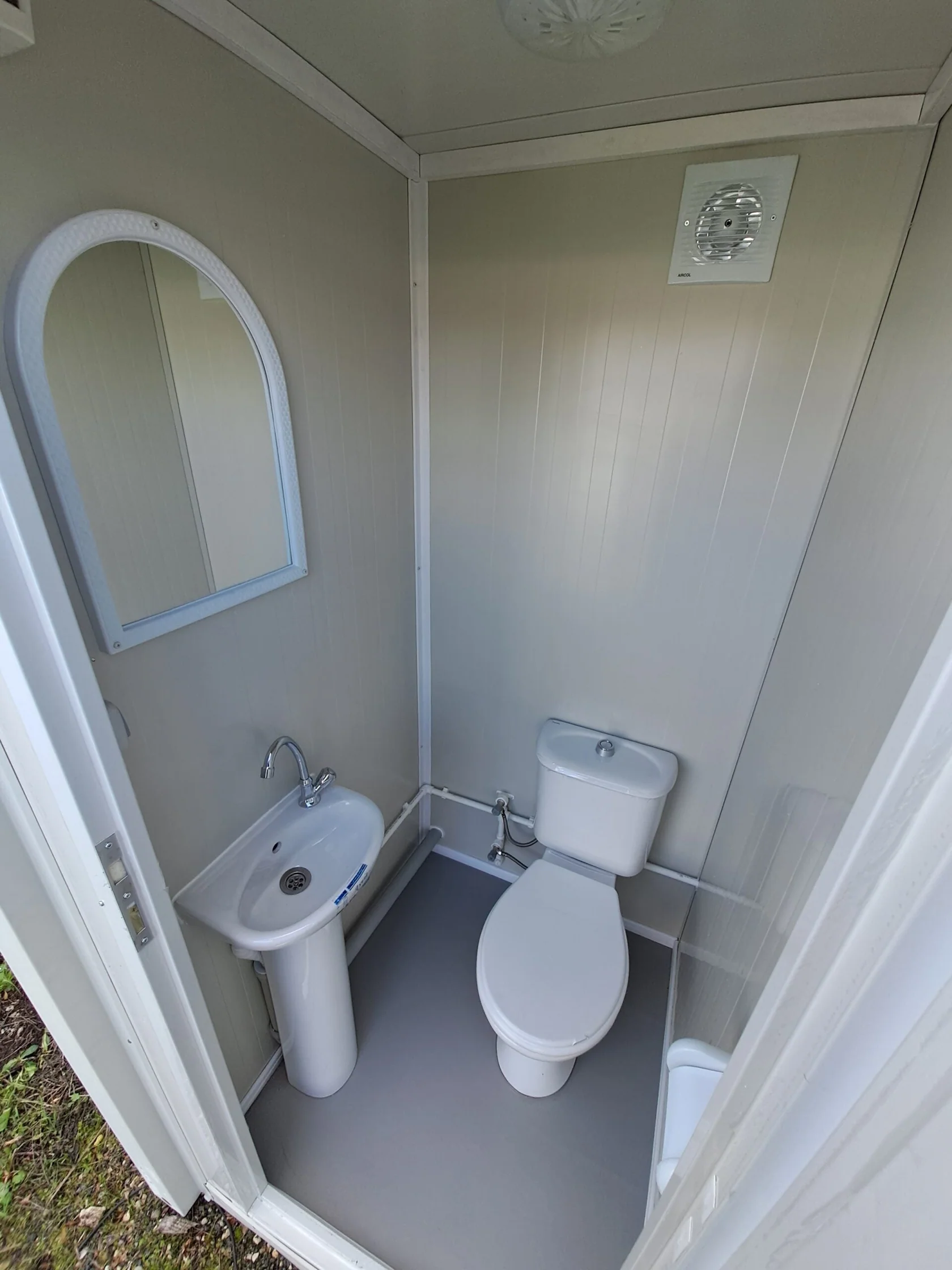 Moduł sanitarny WC, umywalka i prysznic 2,30 × 1,35 m - obrazek 2