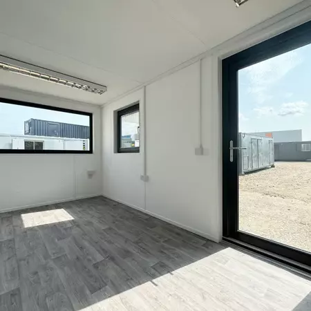 Kontener biurowy 7,3 × 2,7 m z panoramicznym oknem - obrazek 5