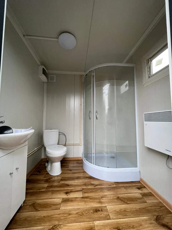 Kontener sanitarny 2 × 2 m z prysznicem i zbiornikiem - obrazek 3
