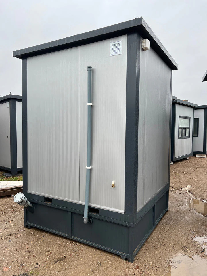 Kontener sanitarny 2 × 2 m z prysznicem i zbiornikiem - obrazek 2