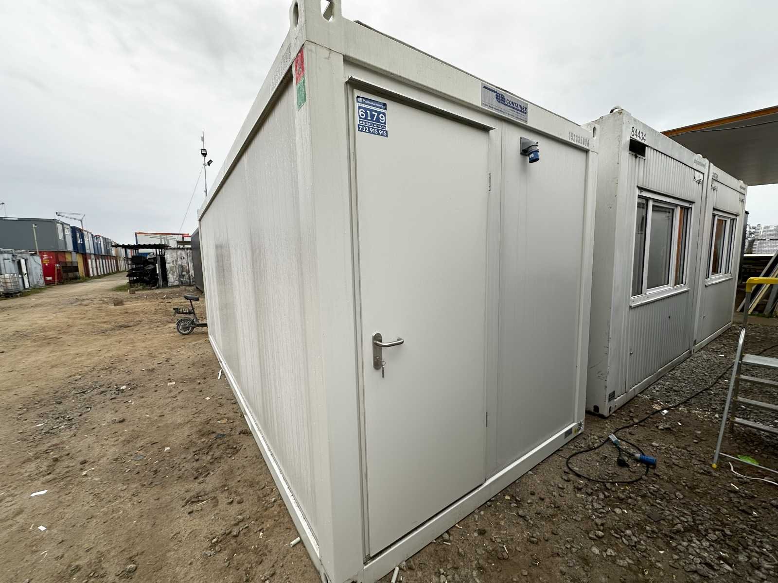 Nowy kontener biurowy Containex 2,5 × 6 m z WC i umywalką