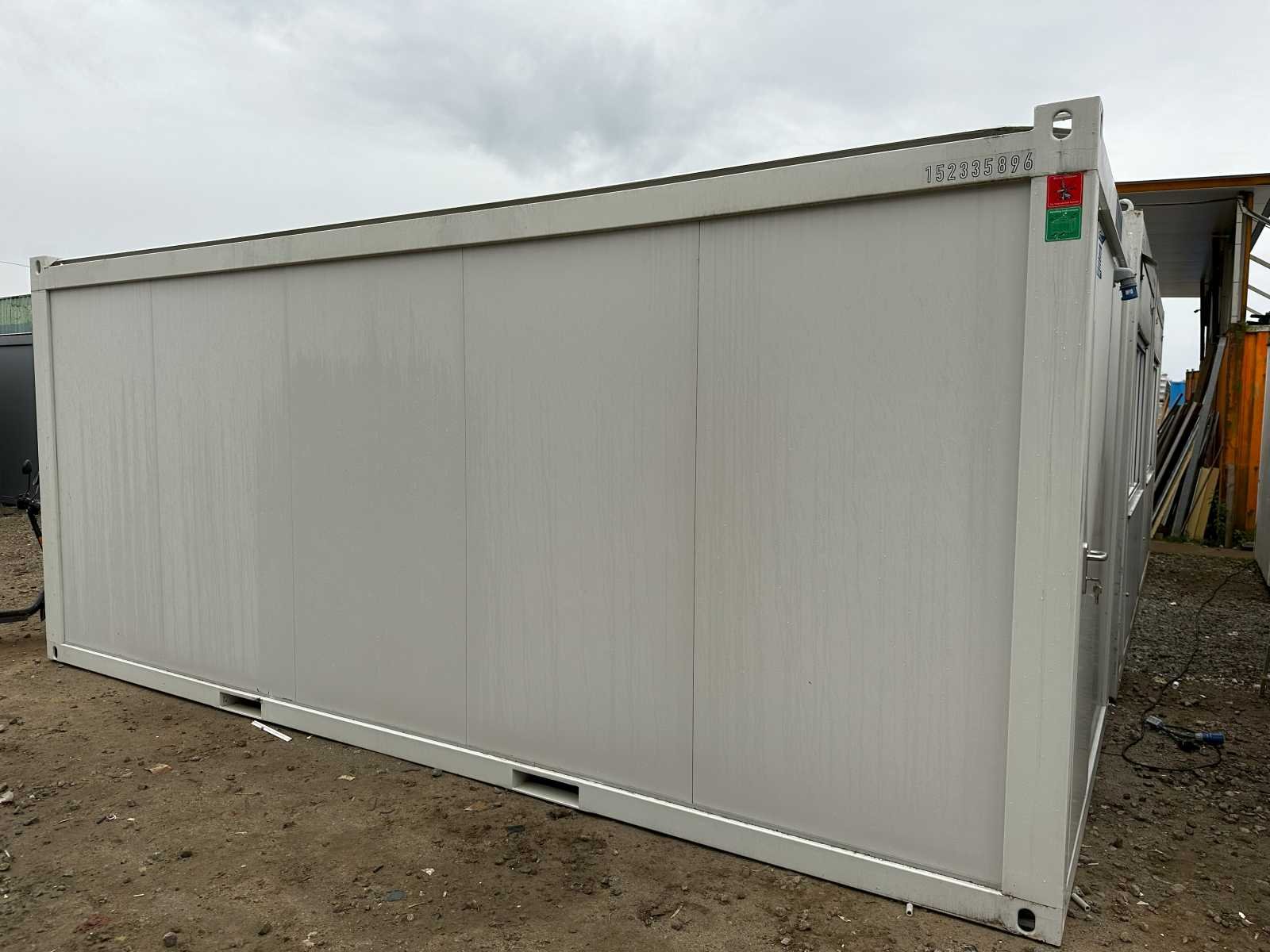 Nowy kontener biurowy Containex 2,5 × 6 m z WC i umywalką - obrazek 3