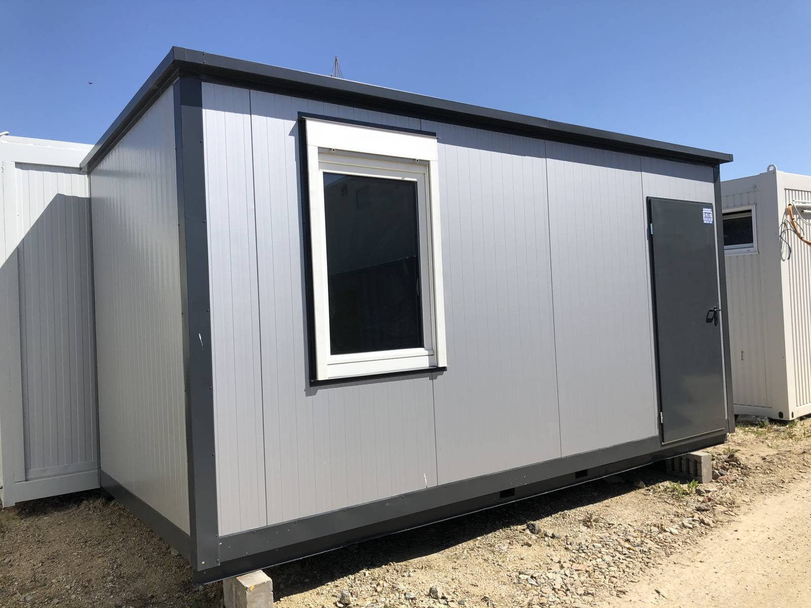Nowy kontener biurowy 2,5 × 4 m – na zamówienie - obrazek 2