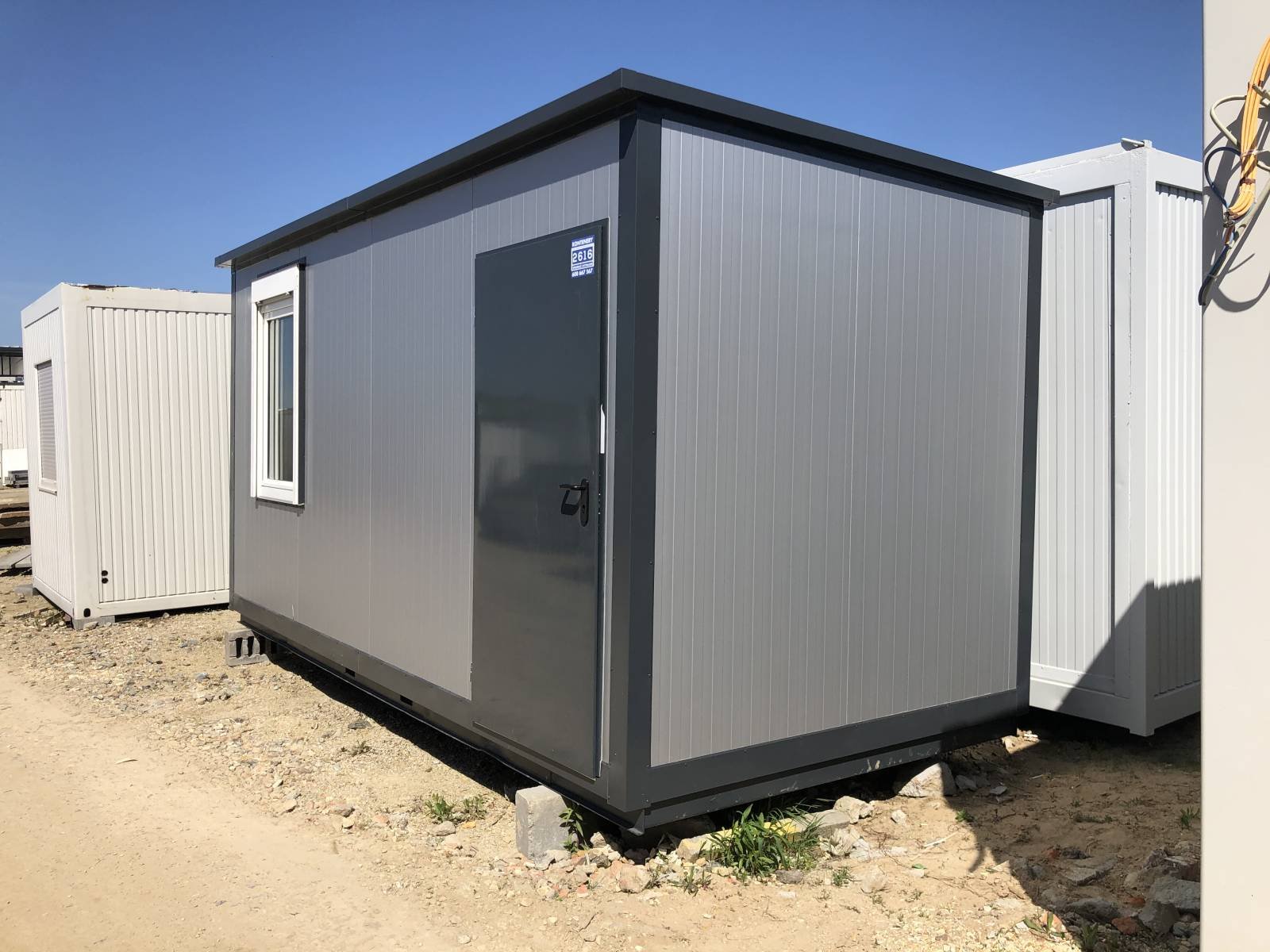 Nowy kontener biurowy 2,5 × 4 m – na zamówienie - obrazek 3