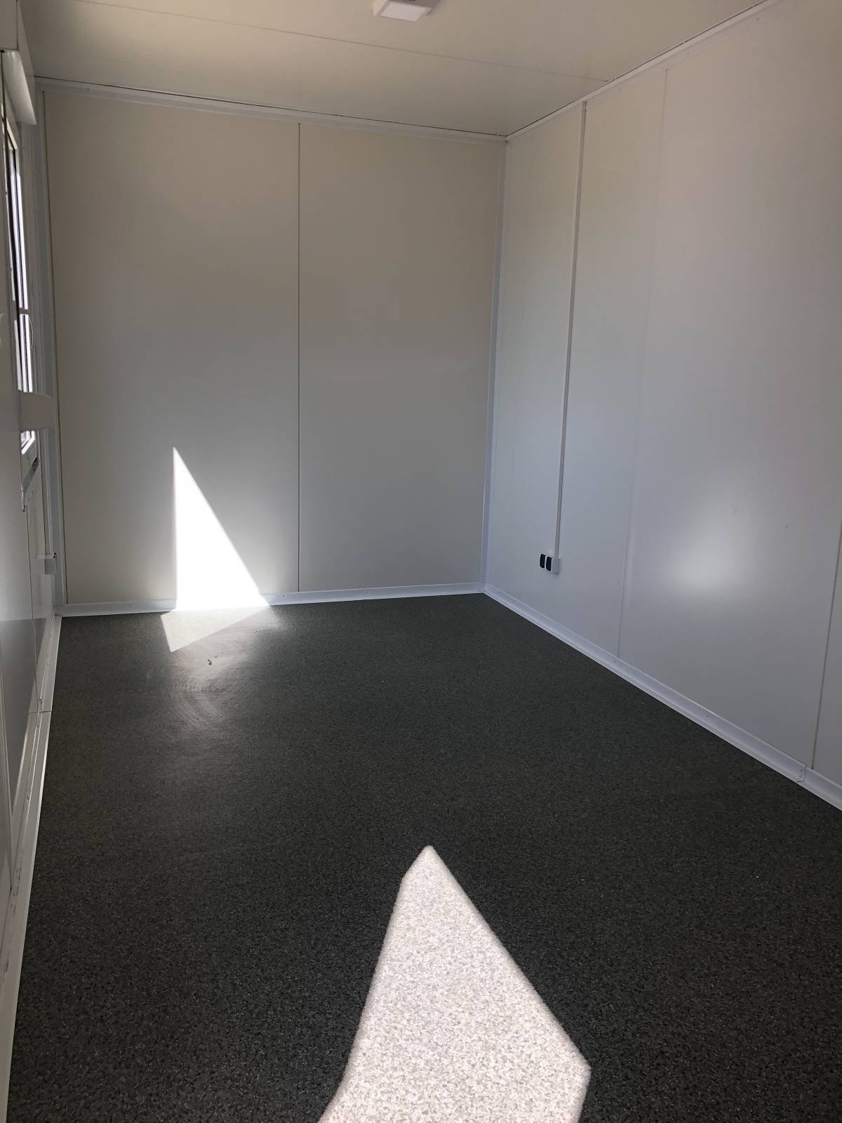 Nowy kontener biurowy 2,5 × 4 m – na zamówienie - obrazek 4