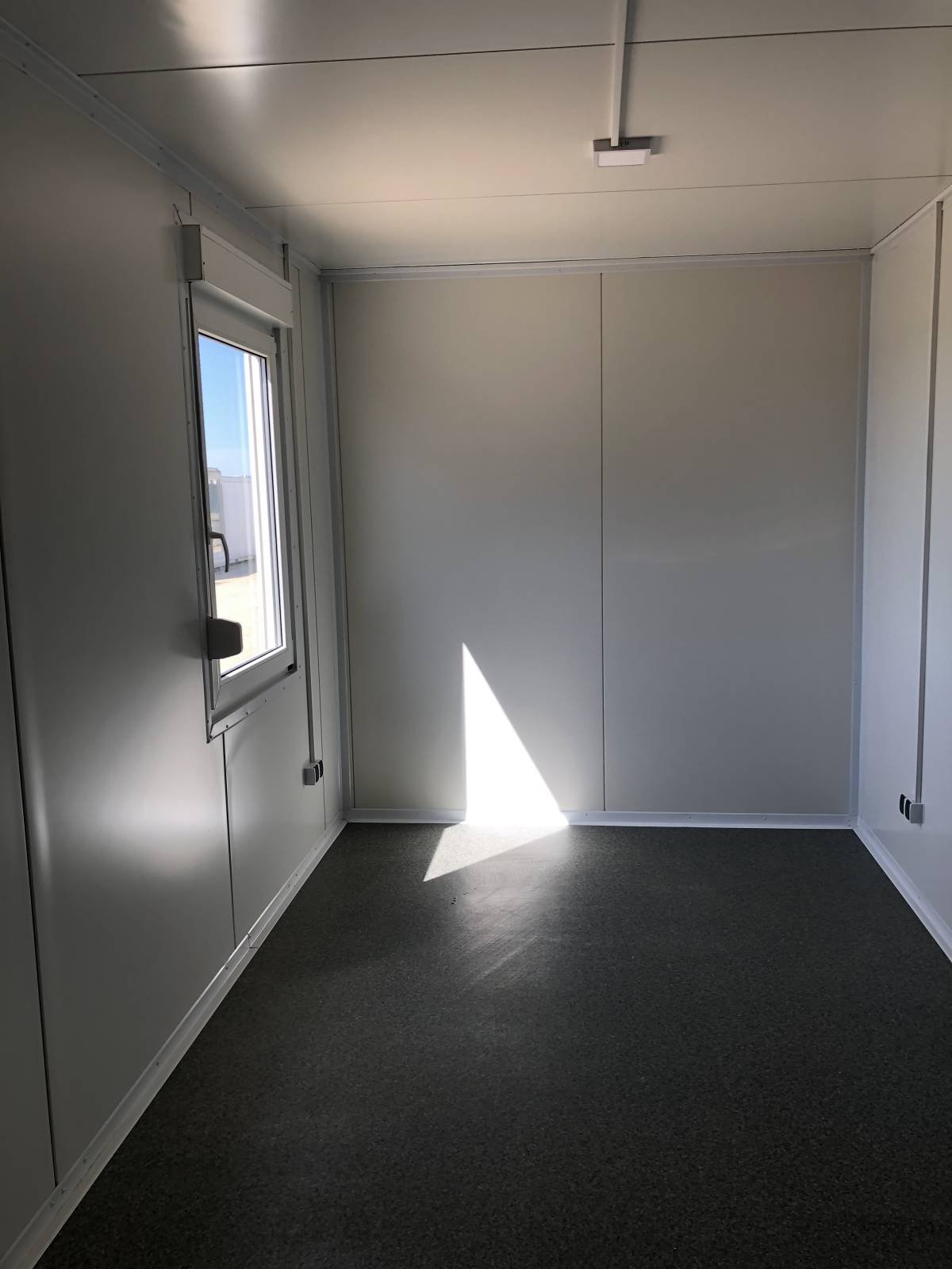 Nowy kontener biurowy 2,5 × 4 m – na zamówienie - obrazek 5