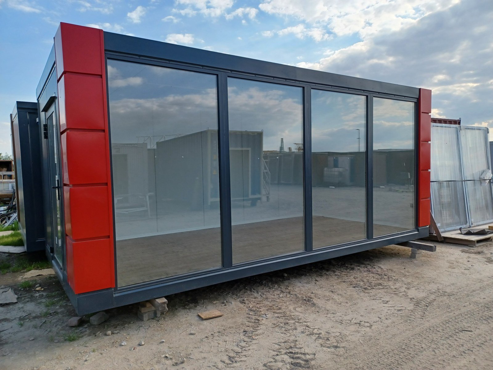 Przeszklony pawilon handlowy antracyt z czerwonymi kasetonami 3 × 6 m - obrazek 2