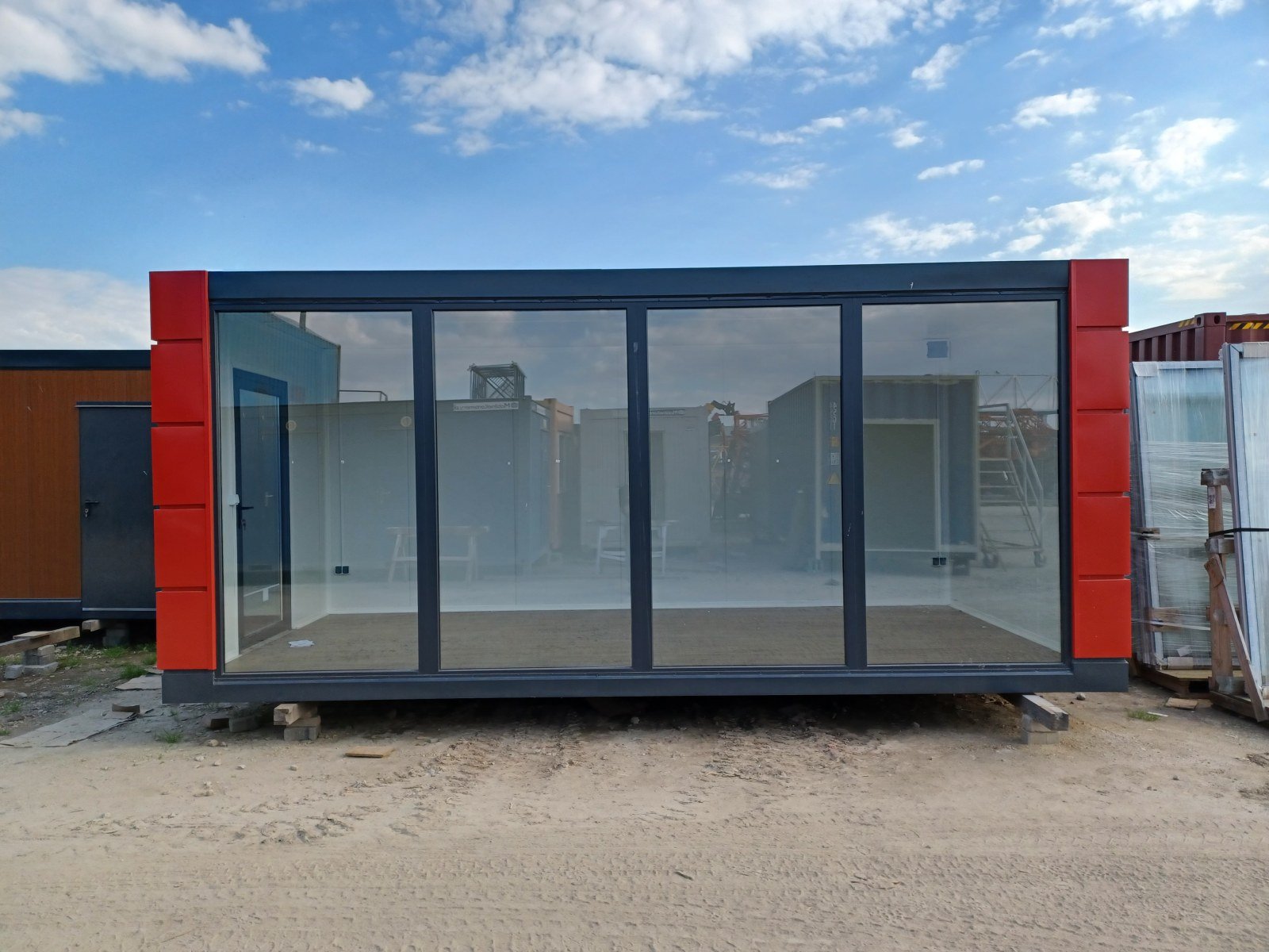 Przeszklony pawilon handlowy antracyt z czerwonymi kasetonami 3 × 6 m - obrazek 3