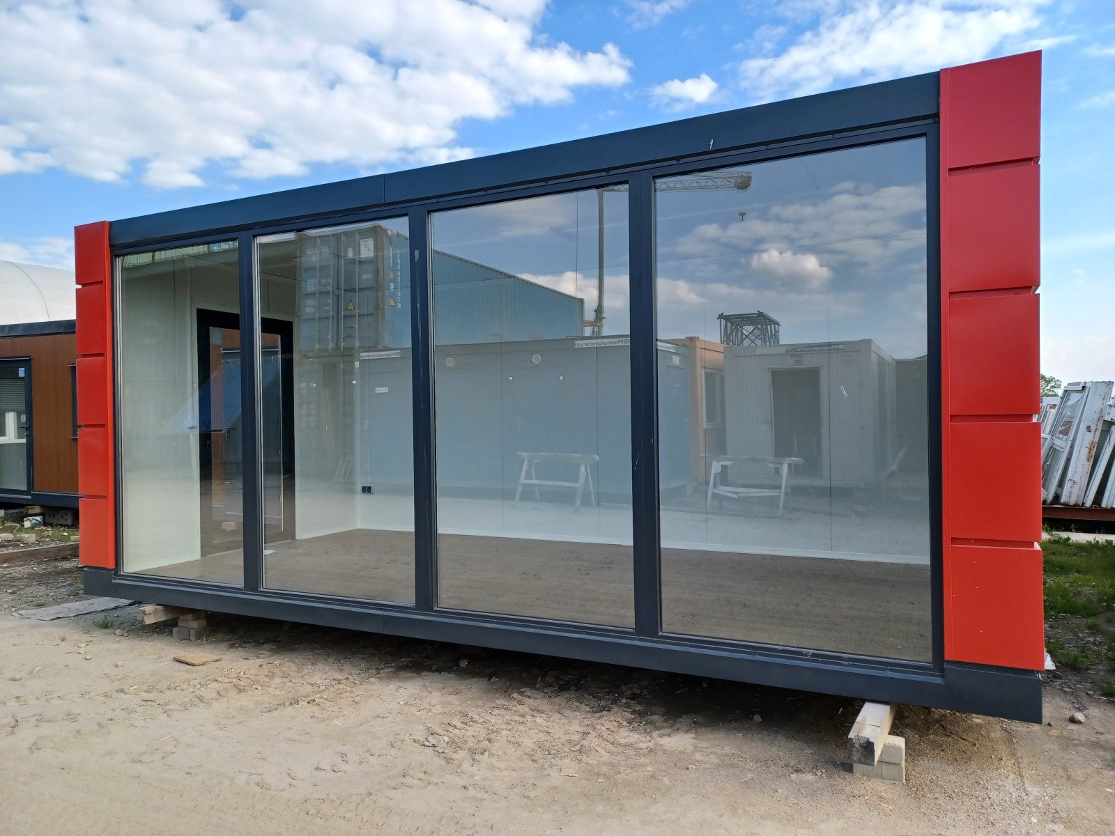 Przeszklony pawilon handlowy antracyt z czerwonymi kasetonami 3 × 6 m - obrazek 4