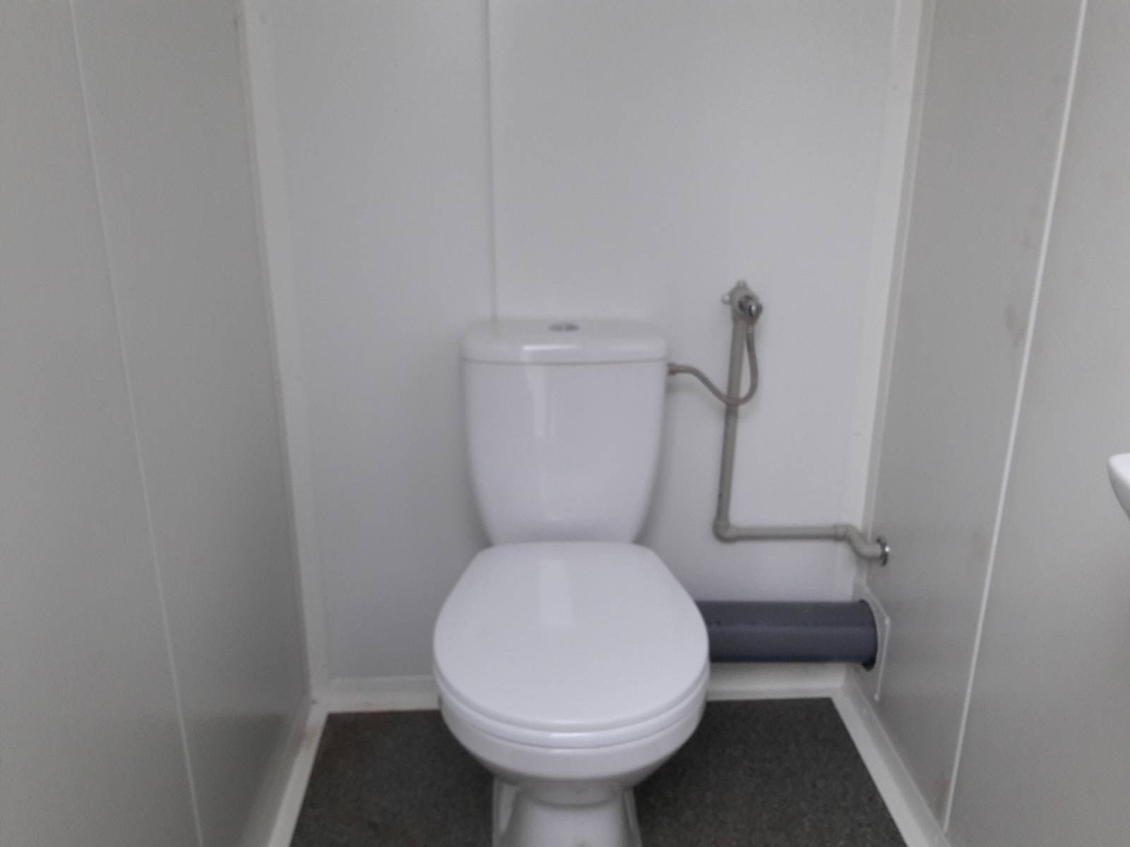 Kontener sanitarny podwójny – 2 kabiny z pisuarem 243 × 175 × 227 cm - obrazek 3