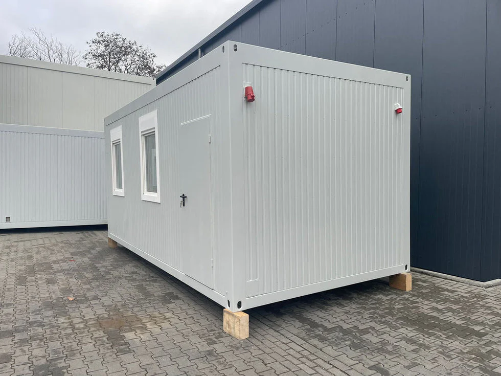 Izolowany kontener biurowy 6,75 × 2,42 m