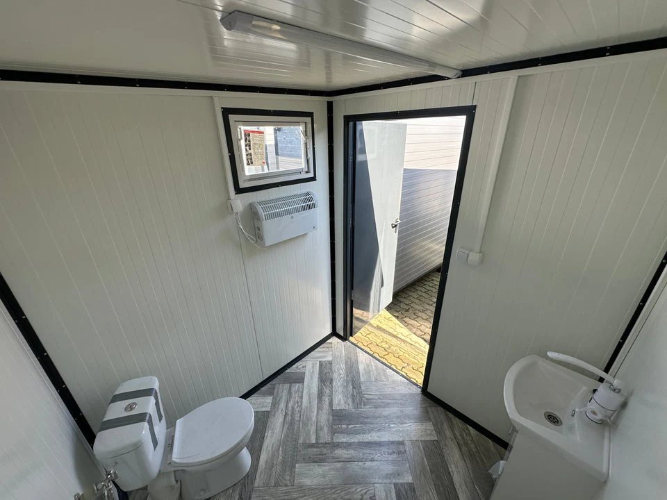 Kontener sanitarny 2 × 2 m z WC i pisuarem - obrazek 2