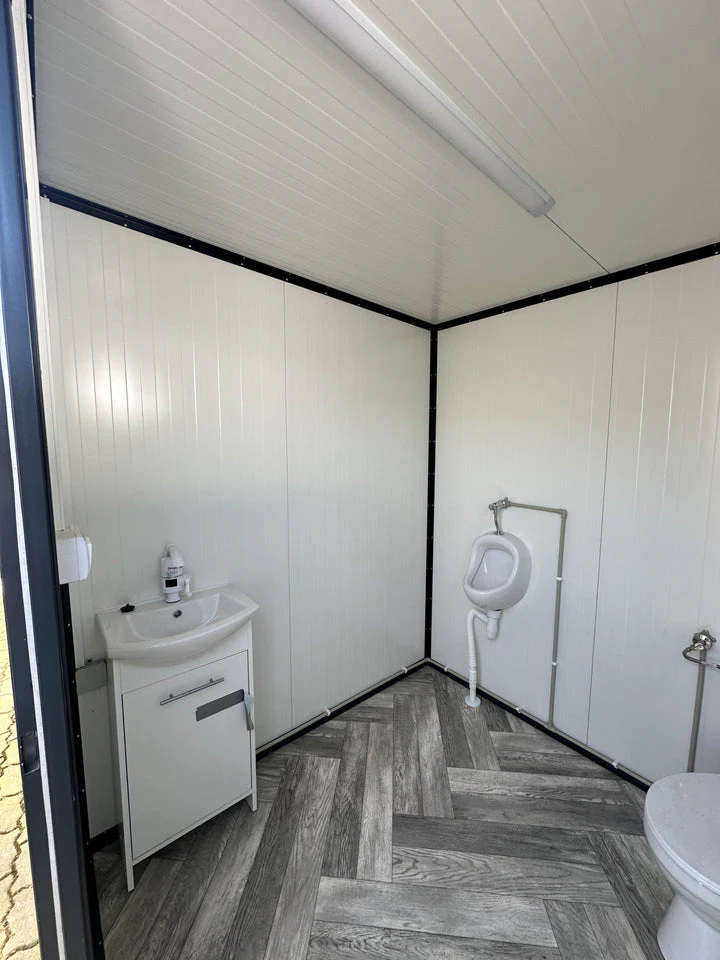Kontener sanitarny 2 × 2 m z WC i pisuarem - obrazek 5