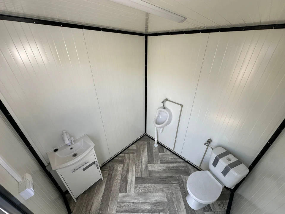 Kontener sanitarny 2 × 2 m z WC i pisuarem - obrazek 4