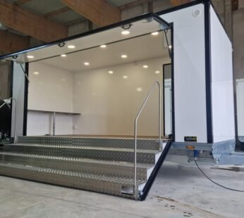 Event Trailer mobilna scena i showroom 610x220x220 cm 2000 kg